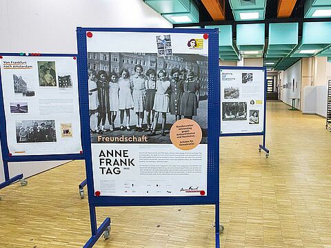 Die Plakatausstellung zum Anne Frank Tag 2022 in einem großen Raum