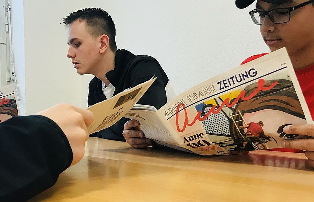 Schüler*innen lesen die Anne Frank Zeitung 2019 zum Anne Frank Tag in Moers